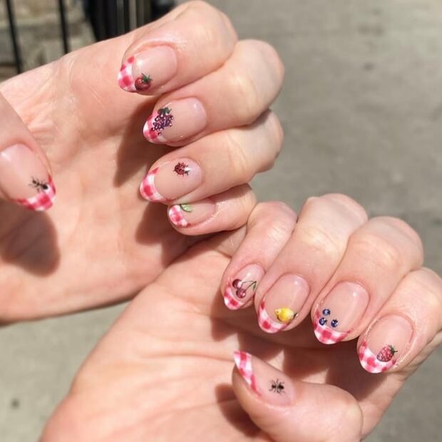 El Gingham francés combina elegancia con toques naturales. Foto: Instagram @sumikanails