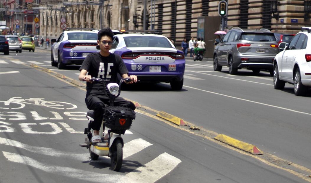 A pesar de las nuevas normas, conductores de bicimotos siguen circulando en vías confinadas, en sentido contrario, sobre las banquetas y sin casco en calles del Centro Histórico de la Ciudad de México, el 19 de agosto de 2025. Foto: Fernanda Zamora/EL UNIVERSAL