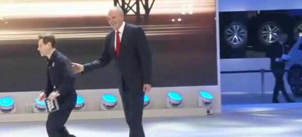 Cómico interrumpe conferencia de VW en Ginebra con Software trucado