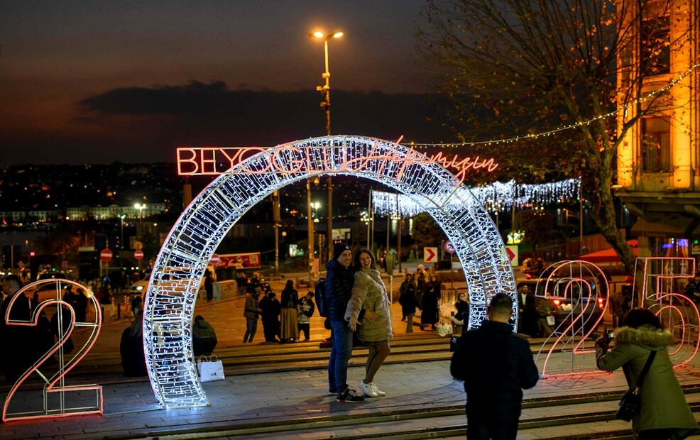 Gente participa en las celebraciones de la cuenta regresiva del Año Nuevo en Beijing. Foto: AFP