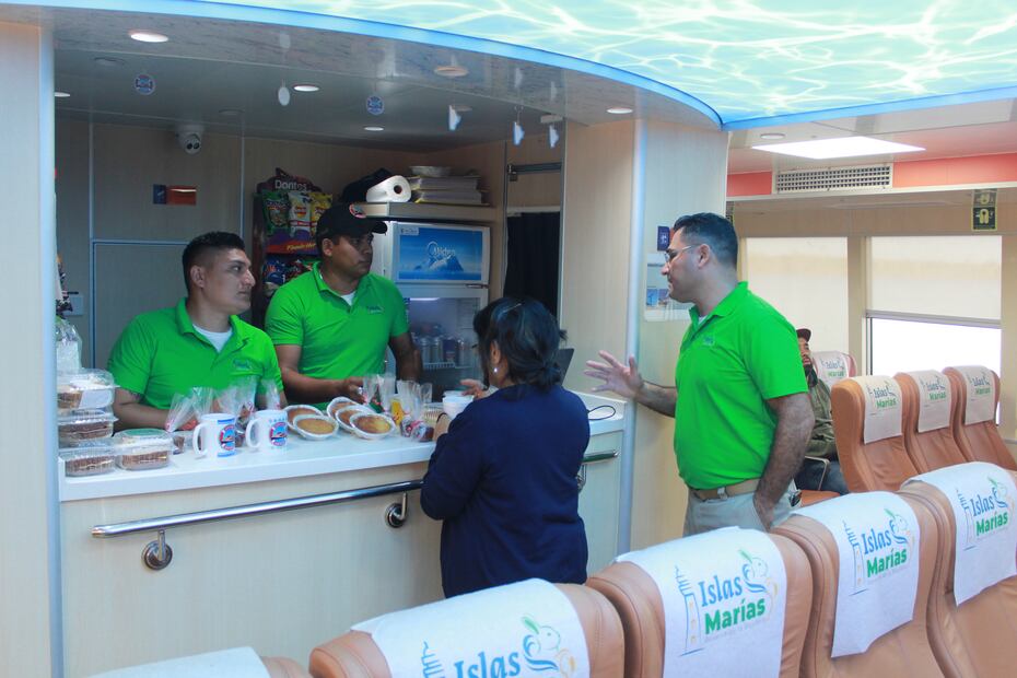 Tienda dentro del ferry que la Secretaría de Marina compró para transportar a los turistas a Islas Marías. Foto: Leonardo Domínguez / El Universal
