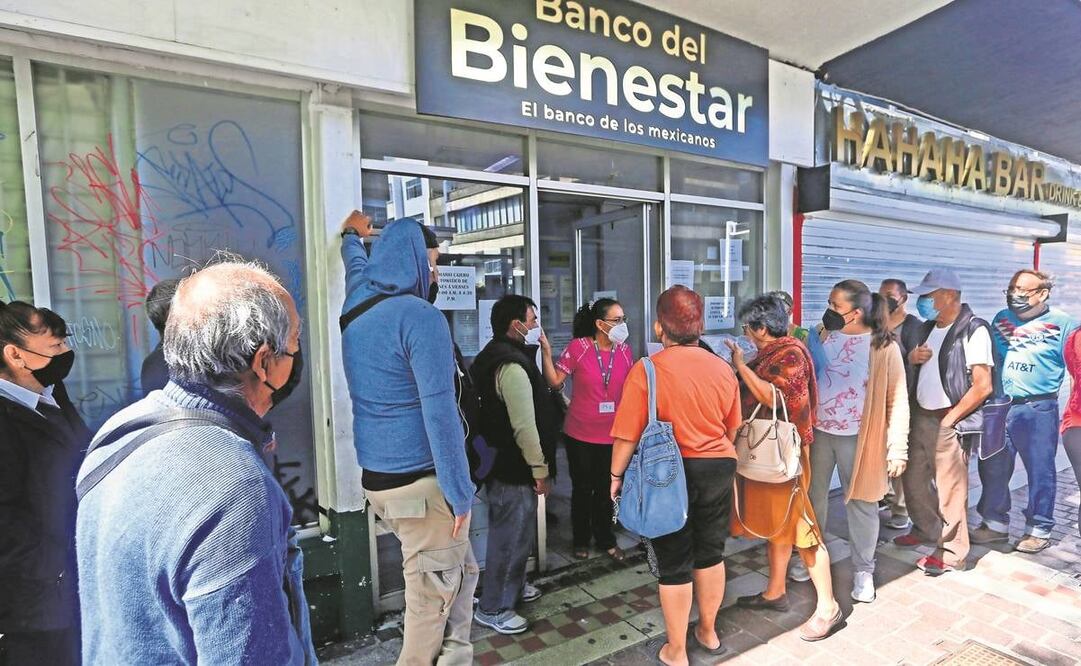 Ante la falta de buen servicio telefónico, usuarios del Banco del Bienestar deben ir a sucursales. Foto: Archivo/ El Universal