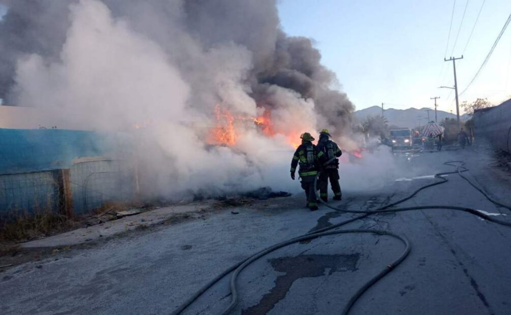 Hasta el momento no se tiene reporte de personas lesionadas por el incendio en una recicladora de Saltillo (03/04/2025). Foto: Especial