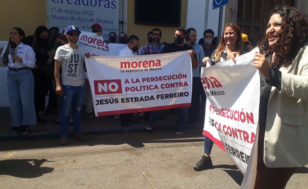 Miembros del cabildo y morenistas recolectan firmas para defender al edil Jesús Estrada Ferreiro. Foto: Especial