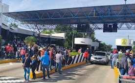 Por tercer día consecutivo, docentes de la Sección 7 del SNTE continúan en paro de labores; ocupan dos casetas de peaje en Chiapas
