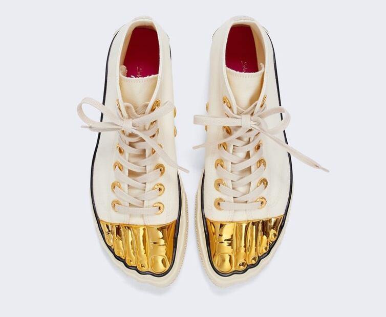Este calzado busca combinar lo surreal con lo casual. Foto: Schiaparelli