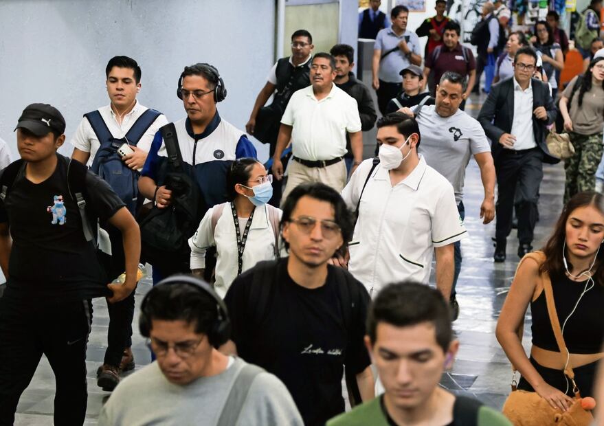 A cinco años del inicio de la pandemia de Covid-19, algunas personas mantienen el uso de cubrebocas en lugares concurridos. (07/03/2025) Foto: Carlos Mejía | El Universal