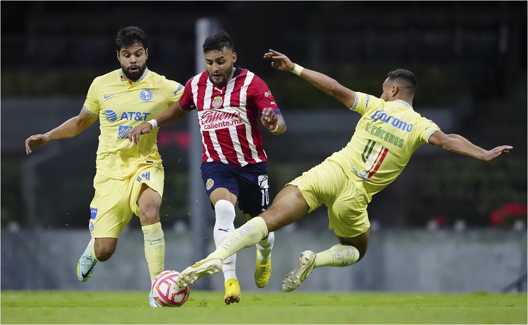 Alexis Vega compitiendo el balón con Néstor Araujo y Sebastián Cáceres / Foto: Imago7