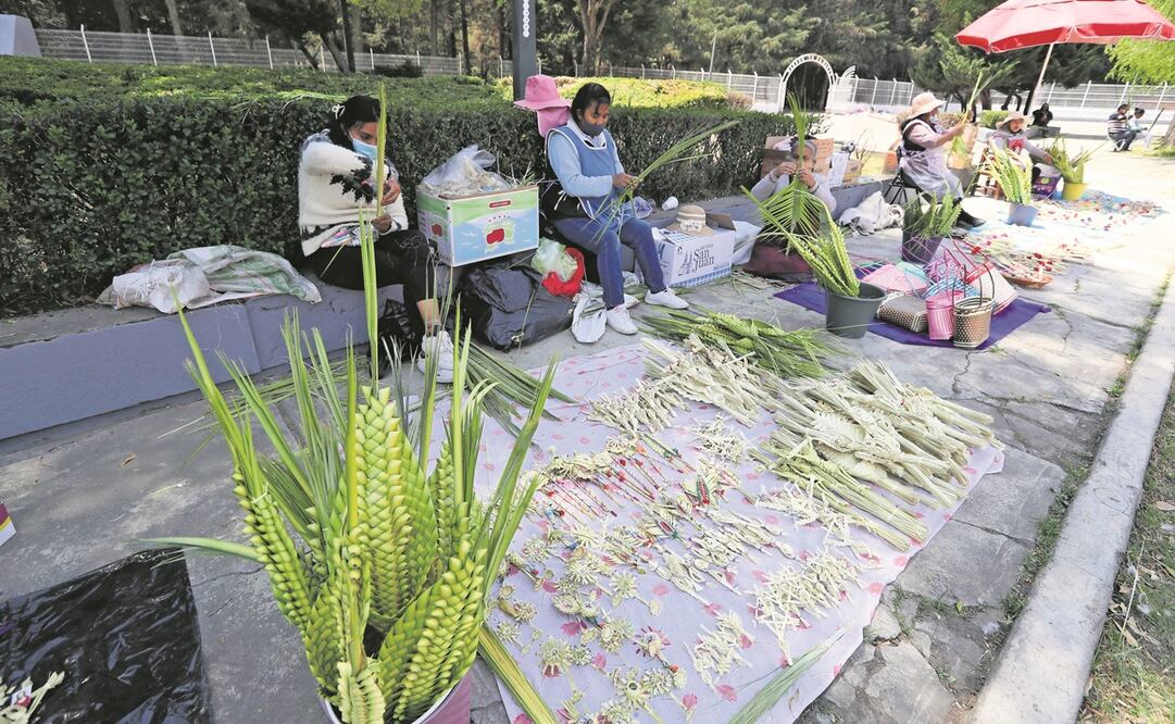 En el Parque 18 de Marzo, mujeres de San Cristóbal Huichochitlán, elaboran y venden figuras de palma para bendecir este domingo. Foto: Jorge Alvarado/ EL UNIVERSAL 