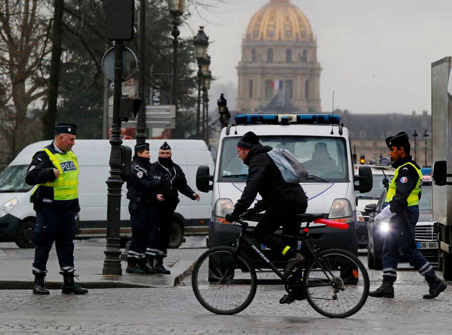 Policías franceses patrullan calles de París. El 26 de febrero expira el dispositivo de emergencia que se implementó luego de ataques terroristas (MICHEL EULER. AP)
