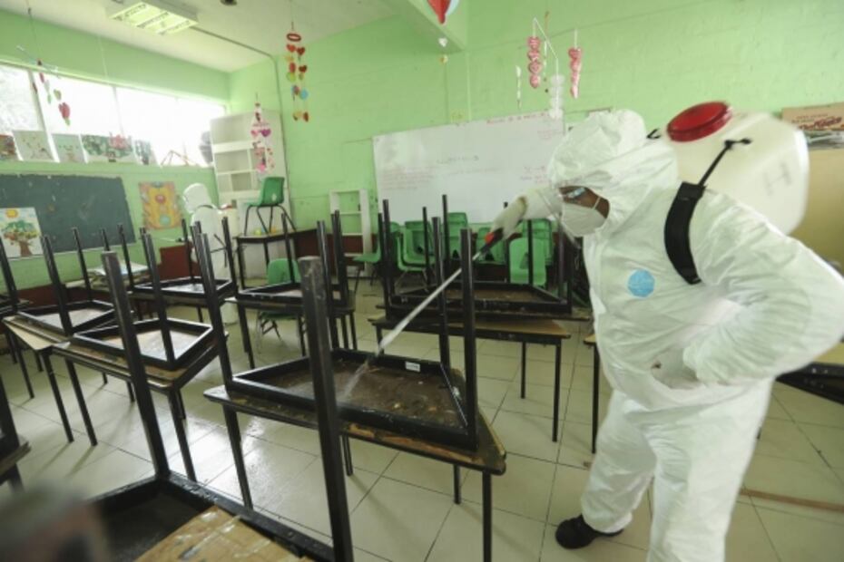 Sanitizan escuelas para el próximo ciclo escolar en Zinacantepec; hoy las aulas están vacías