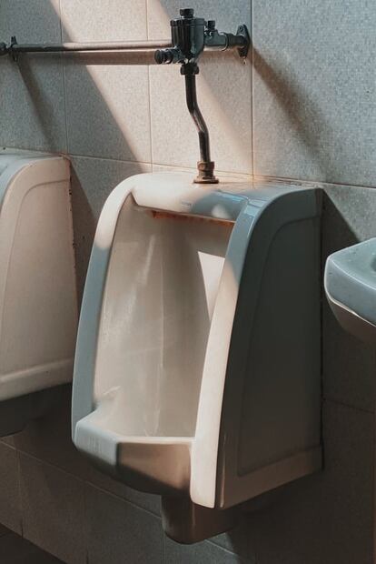 Así son los urinarios que evitan las salpicaduras en el baño que son furor en redes 