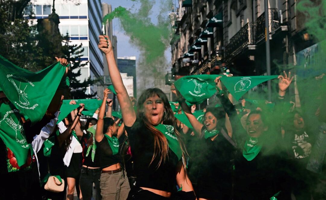 Activists, part of a movement known as "Marea Verde" take part in a performance to film a message to spread awareness during the International Safe Abortion Day in Mexico City, Mexico September 28, 2019 - Photo: Carlos Jasso/REUTERS