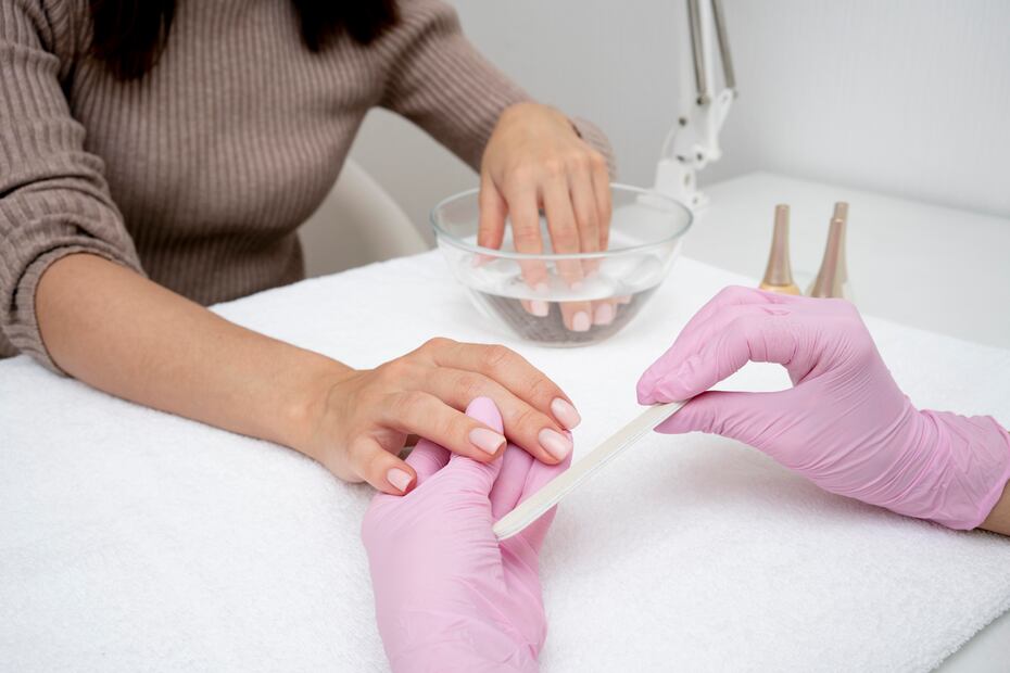 Limpia tus uñas. Foto: Freepik