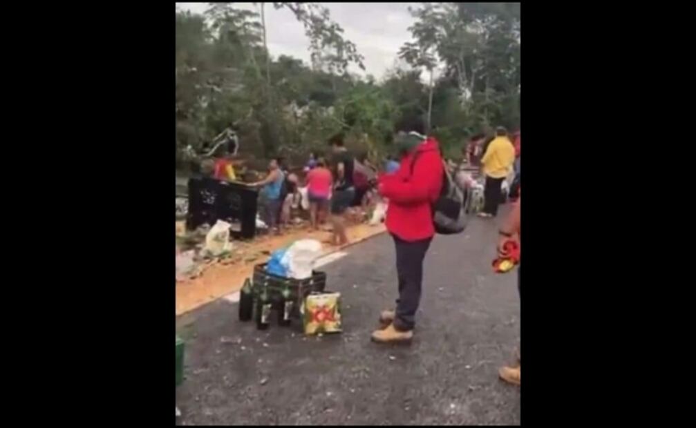 Vuelca tráiler cargado de cervezas y pobladores hacen rapiña en Yucatán