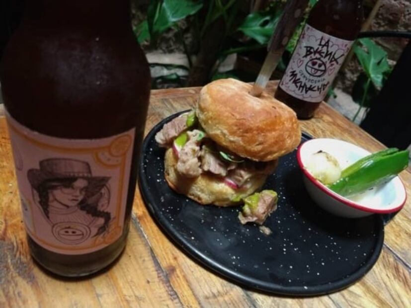 Esta hamburguesa chilanga trae suadero, salsa de pápalo y cuaresmeños asados