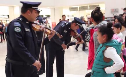 Al ritmo del mariachi, Policía Federal sorprende a ciudadanos en Plaza Universidad