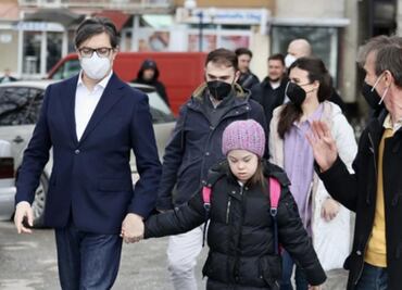 Presidente de Macedonia del Norte lleva a niña con síndrome de down a la escuela para detener bullying en su contra