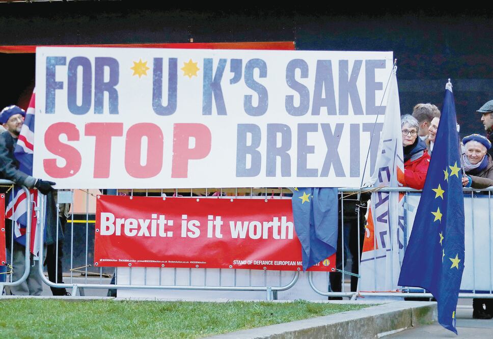 Manifestantes opuestos al Brexit se reunieron afuera del Parlamento, a la espera de la votación en la que se rechazó el acuerdo que logró el gobierno con la Unión Europea sobre los términos en que saldrá el país. EDDIE KEOGH. REUTERS