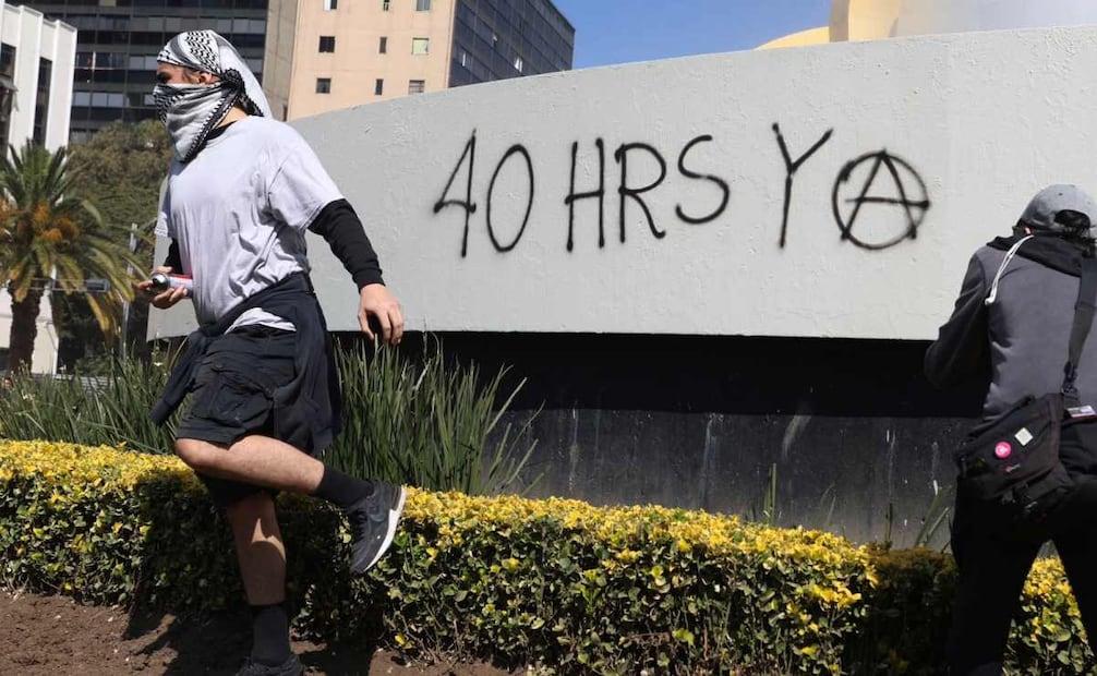 Manifestantes por las 40 horas laborales marchan del Zócalo capitalino al Senado de la República este domingo 23 de noviembre de 2025. Foto: Berenice Fregoso/ EL UNIVERSAL