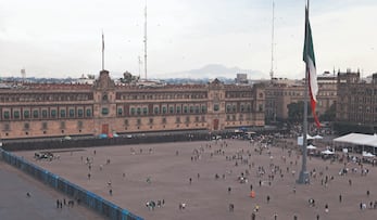 Alrededor de Palacio Nacional y la Catedral Metropolitana en el Centro Histórico de la Ciudad de México se colocaron vallas metálicas de casi tres metros de altura. Foto: de Fernanda Rojas. El Universal
