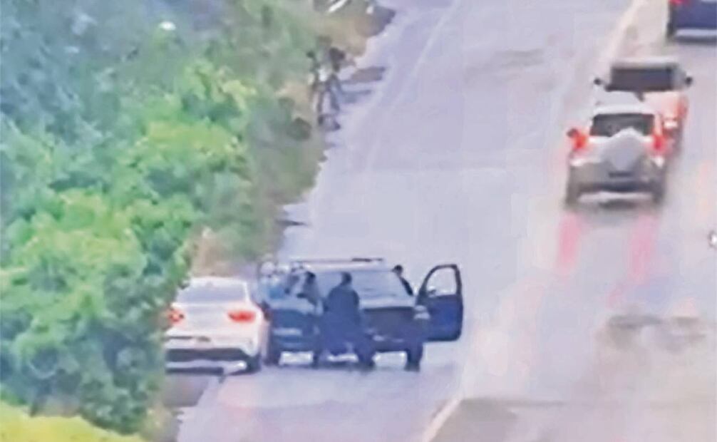 08:10. Intentan echar a andar la camioneta, pero fallan y la empujan de nuevo a la orilla de la carretera. Foto: Especial