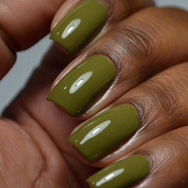 Uñas verde oliva. Foto: Etsy