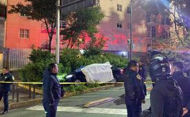 Acribillan a pareja a bordo de un vehículo en Paseo de la Reforma; agresores escaparon en una motocicleta