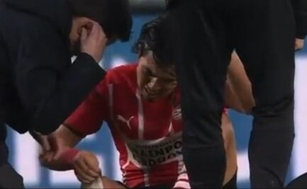 Erick Gutiérrez salió lesionado y en camilla con el PSV