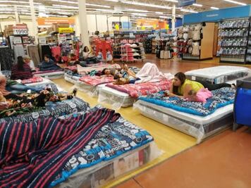 Por balaceras, duermen clientes dentro de Walmart en Culiacán 