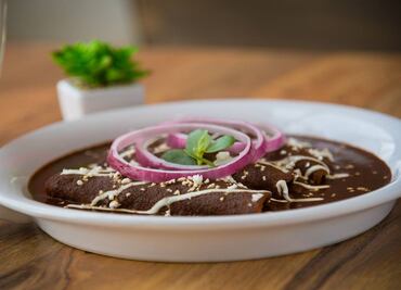 Prepara unas enchiladas con causa