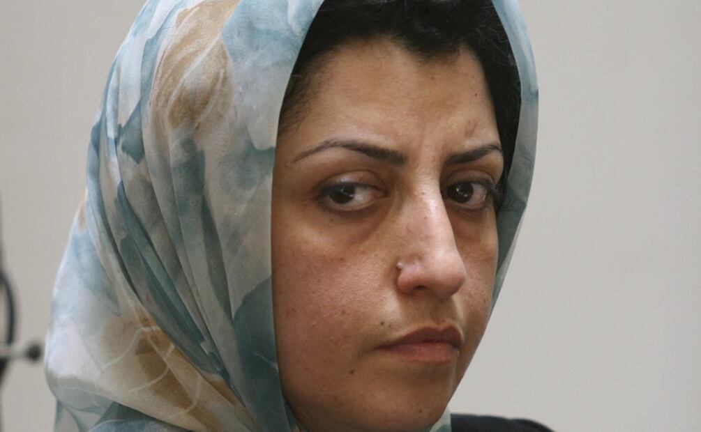 La destacada activista iraní de derechos humanos, Narges Mohammadi, asiste a una reunión sobre los derechos de las mujeres en Teherán, Irán, el 27 de agosto de 2007. Foto: AP