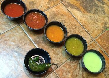 Así se preparan las salsas típicas de las taquerías