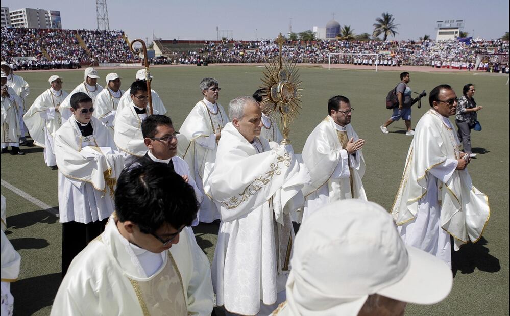 El obispo Robert Francis Prevost, entonces administrador apostólico de Chiclayo, asiste a una celebración del Corpus Christi en un estadio de Chiclayo, Perú, el viernes 19 de junio de 2015. Foto: AP