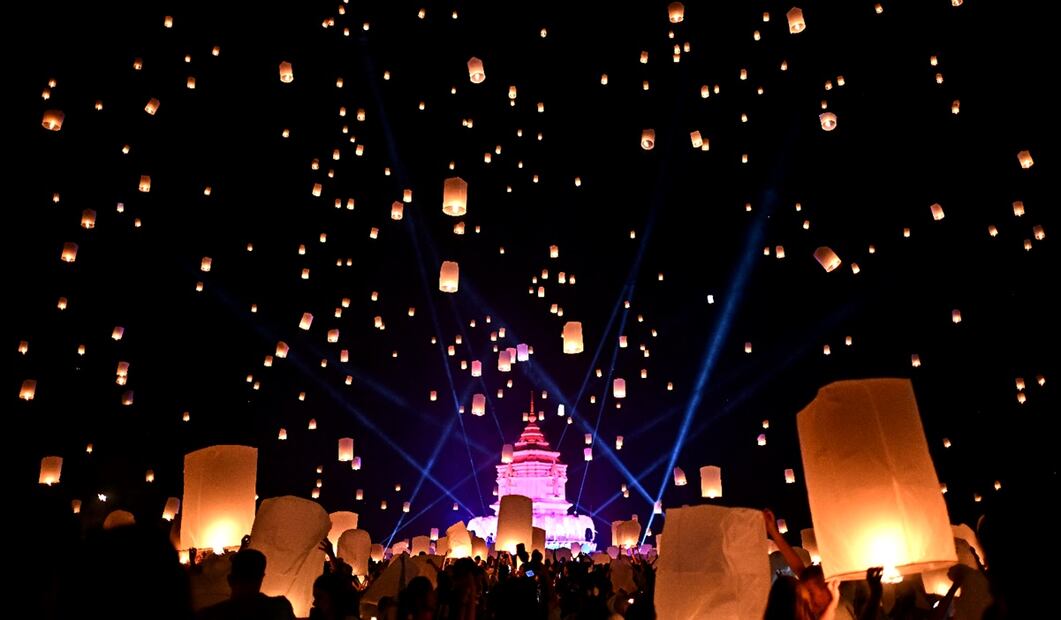 Participantes en las celebraciones del festival Yi Peng en la ciudad de Chiang Mai, en el norte de Tailandia, sueltan linternas de papel. Foto: AFP