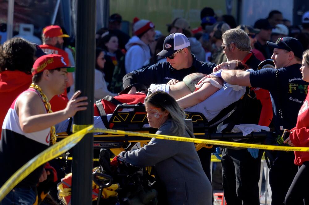 Una mujer es trasladada de urgencia,  luego de un tiroteo  durante el desfile del Super Bowl en Kansas City, Missouri. Foto: AP