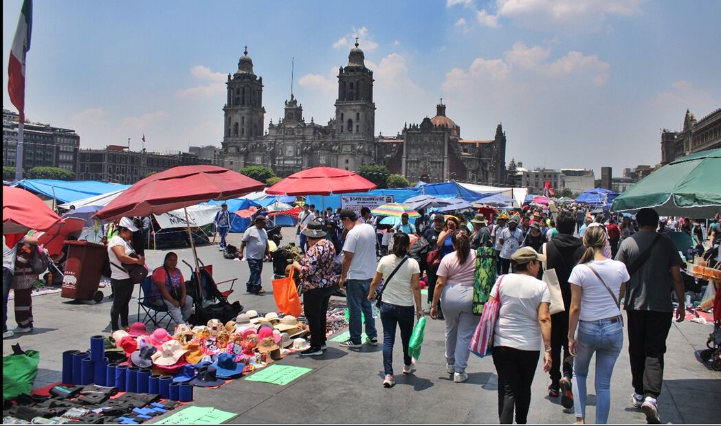 El número de comerciantes ambulantes se incrementó en la plancha del Zócalo, tras la instalación del plantón de maestros de la CNTE en la Ciudad de México, el lunes 19 de mayo de 2025. Darío Luna / El Universal
