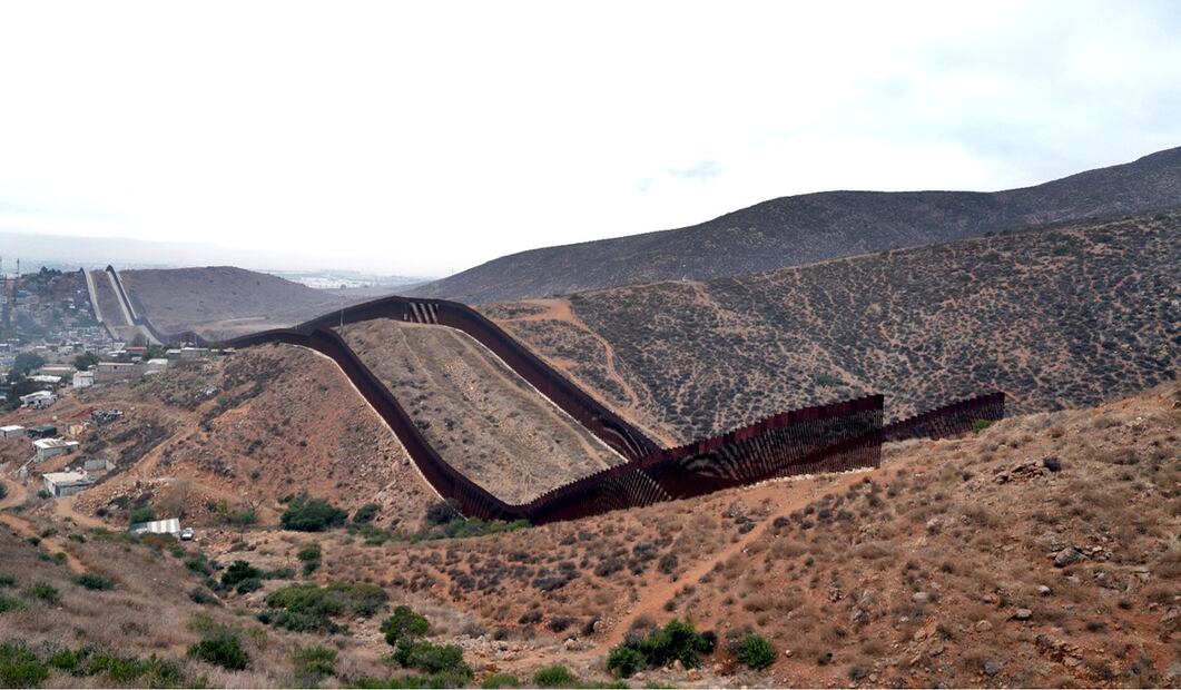 Nido de las Águilas, un tramo de unos 500 metros sin muro y uno de los preferidos de los coyotes o traficantes de personas en décadas. Foto: EFE