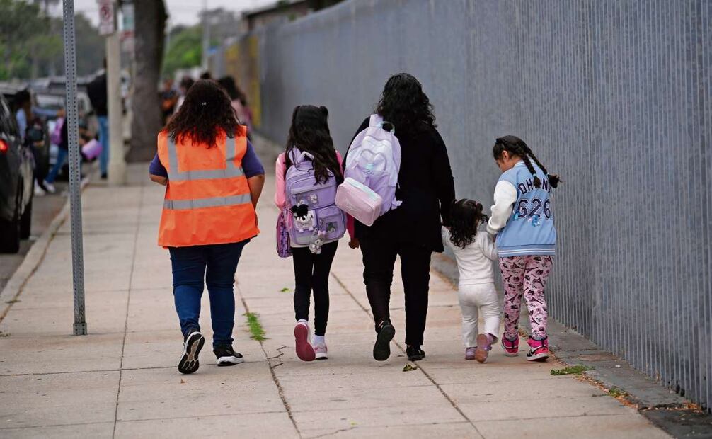 Estudiantes y familiares son escoltados en Los Ángeles. Foto: Marcio Jose Sanchez / AP