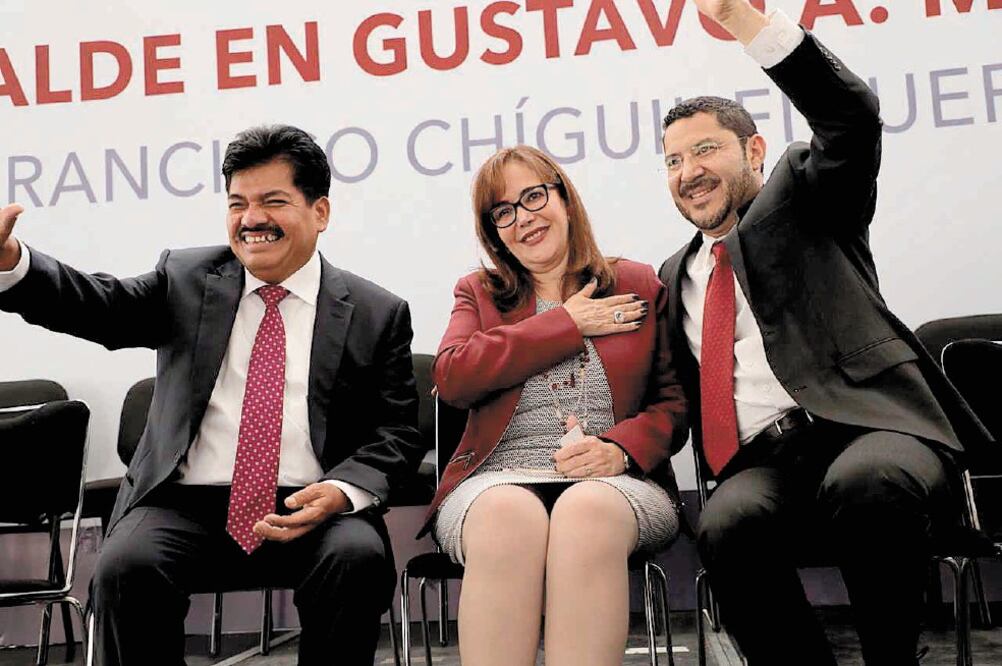 Respaldo. Francisco Chíguil (izq.), edil de la GAM, acompañado por Yeidckol Polevnsky, presidenta de Morena, y el senador Martí Batres. Fotos/ESPECIALES