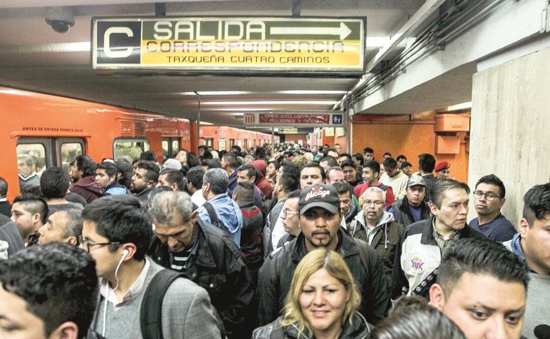 Las fallas en el Metro provocaron que en los andenes de todas las estaciones de la línea se agolparan los usuarios. (GERMÁN GARCÍA. EL UNIVERSAL)