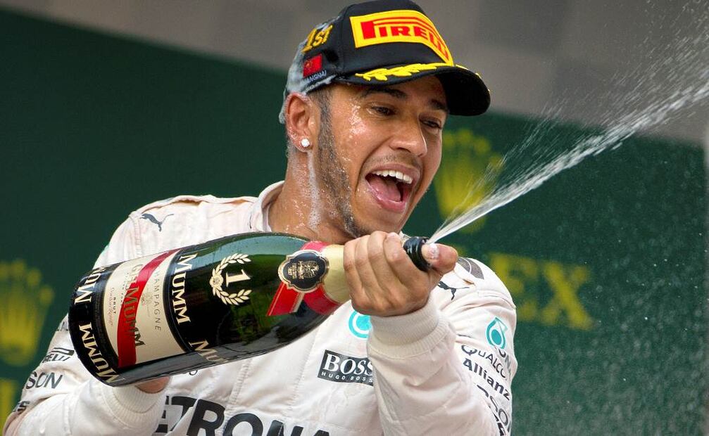 Lewis Hamilton celebra una victoria en el campeonato de la Fórmula 1