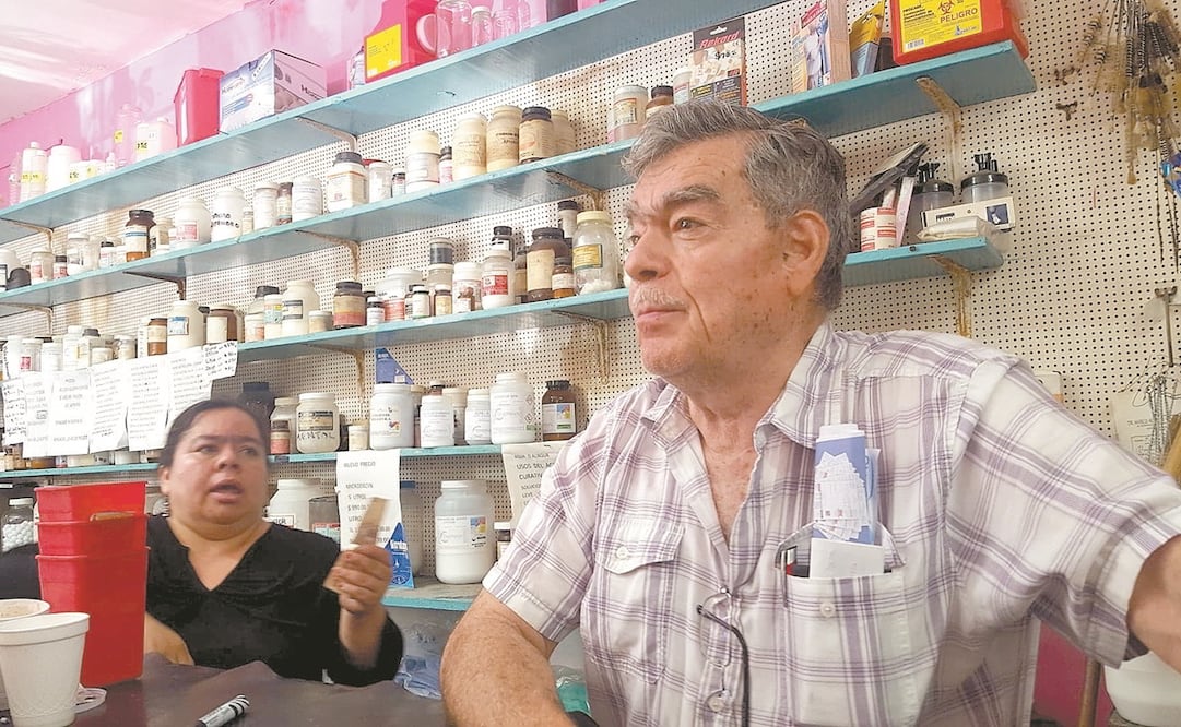 El ingeniero Francisco Javier de la Fuente vende desde hace 43 años materia prima para laboratorios, pero ante la situación por el Covid-19, su negocio comenzó a ofrecer gel antibacterial, guantes y cubrebocas. Foto: SANDRA TOVAR. EL UNIVERSAL