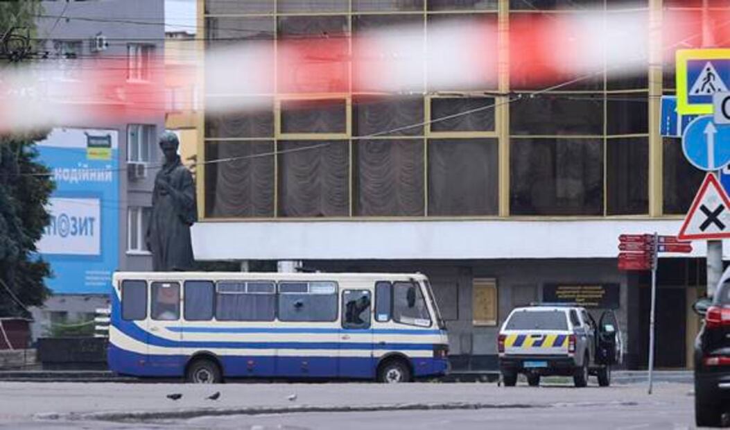 Hombre armado toma veinte rehenes en un autobús en Ucrania