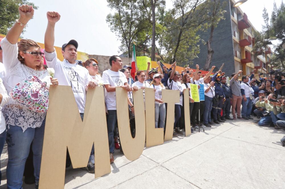 Con los puños en alto los vecinos del Multifamiliar Tlalpan rememoraron las escenas del derrumbe de los edificios y exigieron a las autoridades la reconstrucción de sus viviendas (LUIS CORTÉS. EL UNIVERSAL)