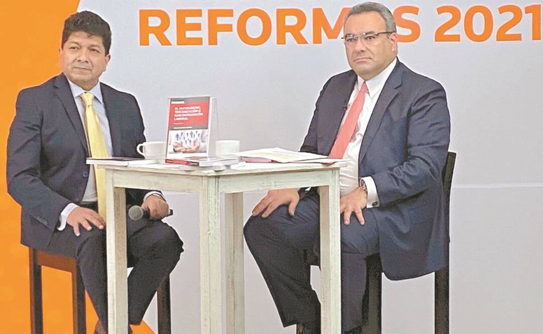 Carlos Romero Aranda, procurador fiscal de la Federación (der.), durante la presentación de su libro que aborda la tercerización. Foto: CORTESÍA