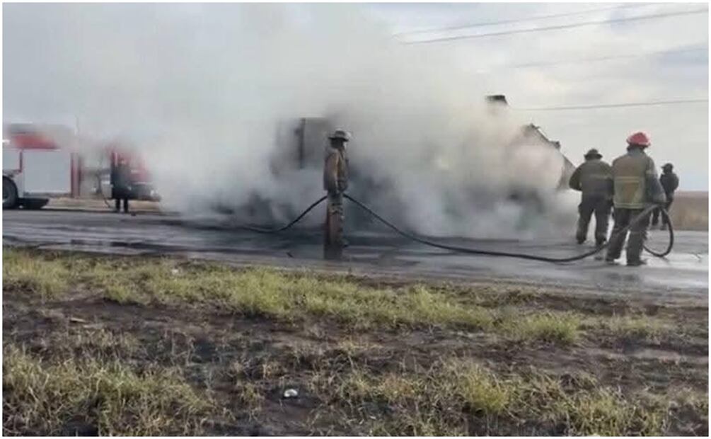 Elementos de bomberos arribaron en el lugar para sofocar el incendio de vehículo monstruo (17/01/2025). Foto: Especial