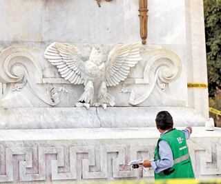 Destruyen cabeza y alas de águila en el Hemiciclo