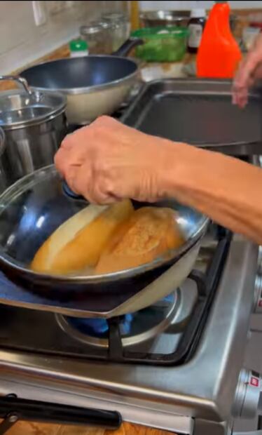 Truco para que el pan duro parezca recién horneado