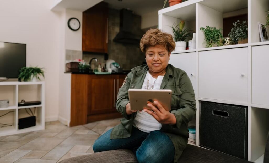 Cómo proteger a los adultos mayores de fraudes en línea. Imagen: Unsplash